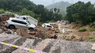 因持续降雨导致厦门东山水库塌方，7辆小车滑下