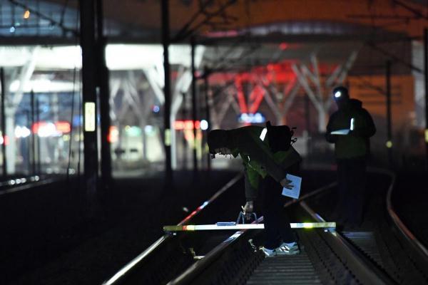 长沙高铁工务段铁路线路工在寒夜中完成各项检查