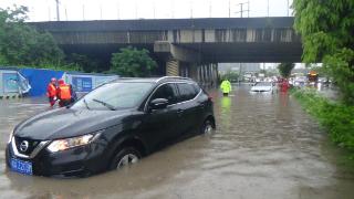 南宁：暴雨导致道路积水有人被困 消防快速营救