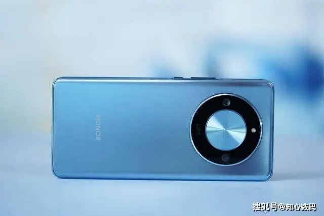 一年不到卖出1000万台，5800mAh+1.5K曲屏，降到1168元