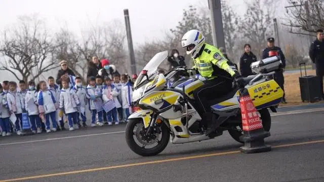 警营开放日：“汪汪队”引围观 帅气装备亮相成都东安湖