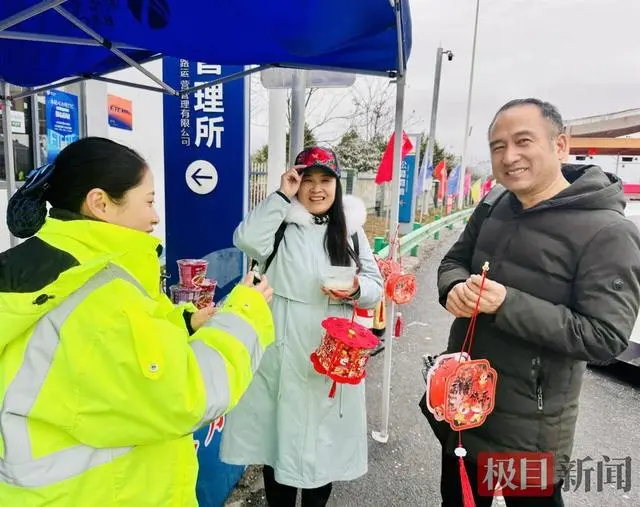 宣恩元宵灯会精彩上演，湖北交投志愿者为游客送上手工汤圆