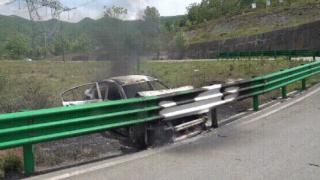 轿车撞上路边围栏，整个车体都在燃烧！