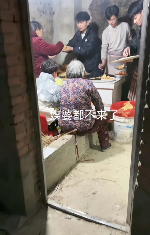 4兄弟回村找对象，无媒婆上门介绍，妈妈急了：白长这么帅