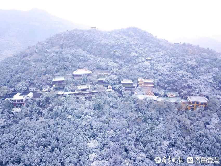 今冬第一场雪，济南千佛山满山玉树琼枝和琼楼玉宇