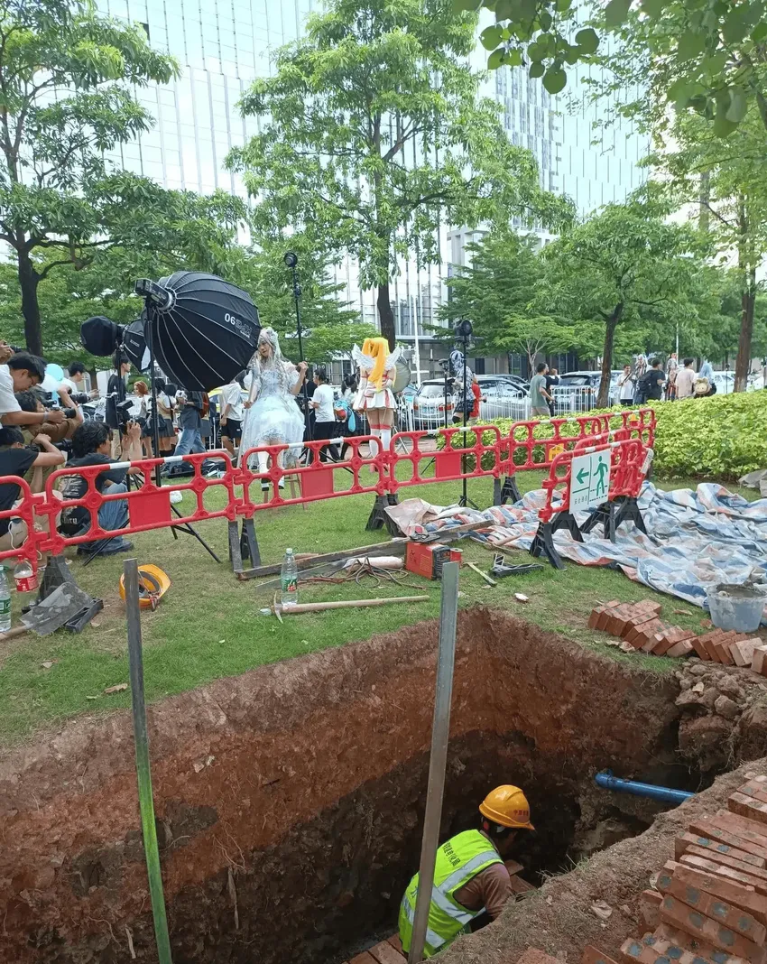 一栏之隔，两种生活！年轻Coser们欢声笑语，农民工在挥汗如雨