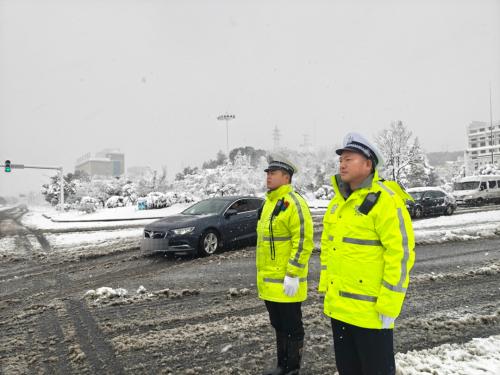 奋战风雪！湘潭公安交警全警上岗，护航寒冬平安路