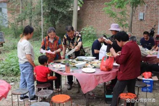 男子回家做饭，和亲戚在家聚餐，男子：这都是一群什么亲戚