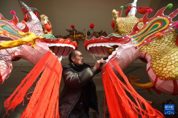 广西南宁市宾阳县举行炮龙节百龙舞