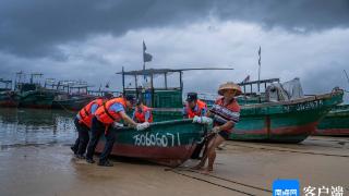 与台风赛跑 万宁海岸警察争分夺秒防御台风“派比安”