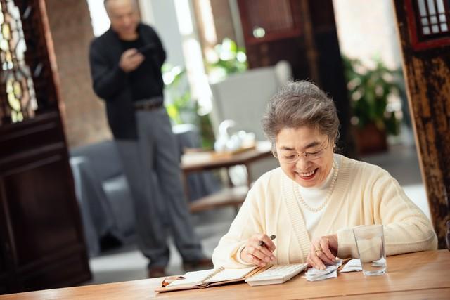 老人帮儿子带孩子，只能说“帮”，而不是必须