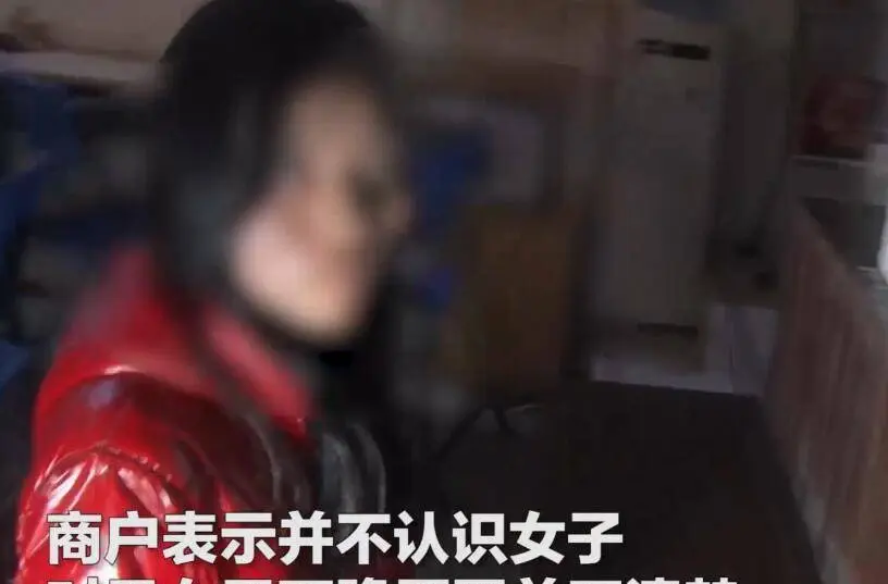 瘆人！一年轻红衣女子午夜在市场角落下跪面壁，嘴里念念有词