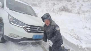 内蒙古赤峰民警跪地刨雪两个多小时终救出被困车辆