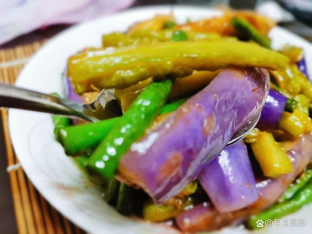 夏末初秋，没肉没海鲜，这样炒一盘照样够香够味！应季而食身体好