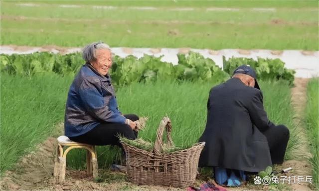 大爷午睡被儿媳压断肋骨，起诉要5000赔偿，被所有人指责