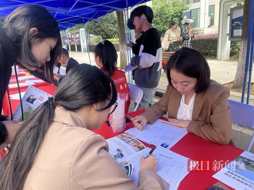 两百余家企业到武汉商贸职院揽才，主播达人等新兴岗位受学生青睐