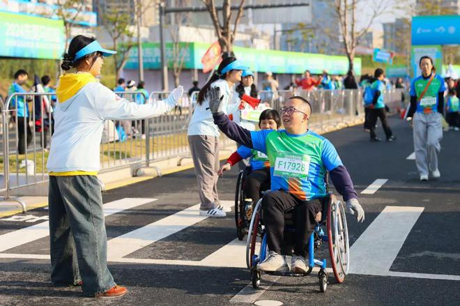 一座城市，两场马拉松！2万多人的奔跑，全城守护!