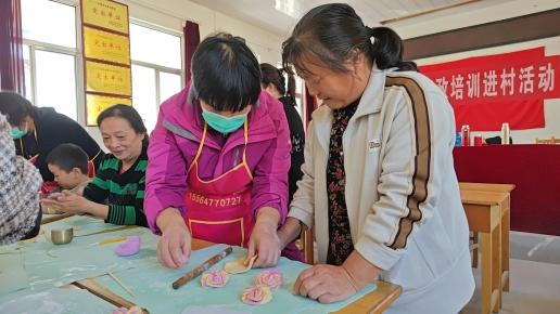 济南市莱芜区口镇街道：巾帼家政进乡村 花样面点增技能