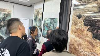 家政大姐在火锅店开画展圆梦 21幅山水画展示祖国大好河山