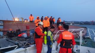 一渔船翻扣渔民被困，北海救助局潜水员成功解救