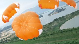 小鹏汇天自研多伞救生系统50米超低空开伞实验成功