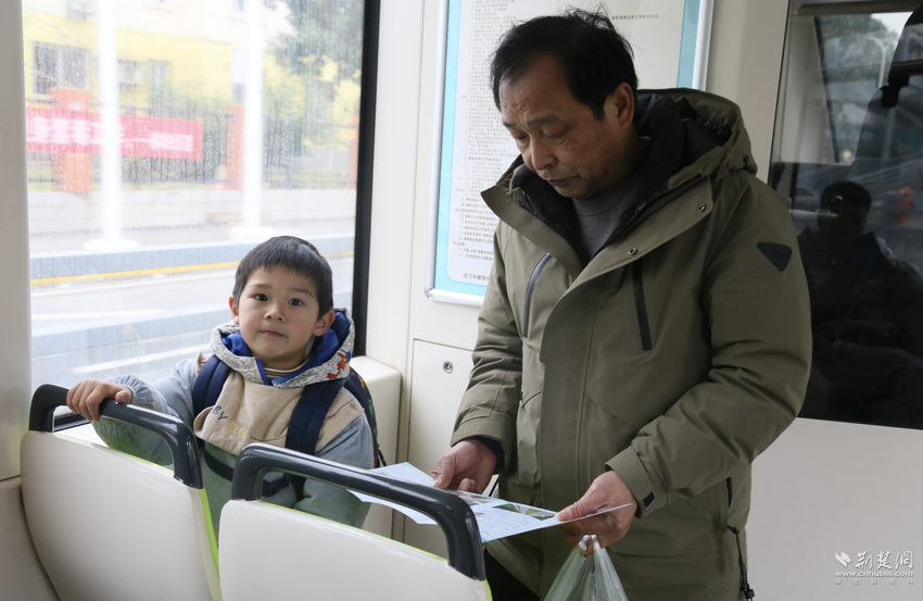 走进“有轨电车之家” 小学生当上“小司机”