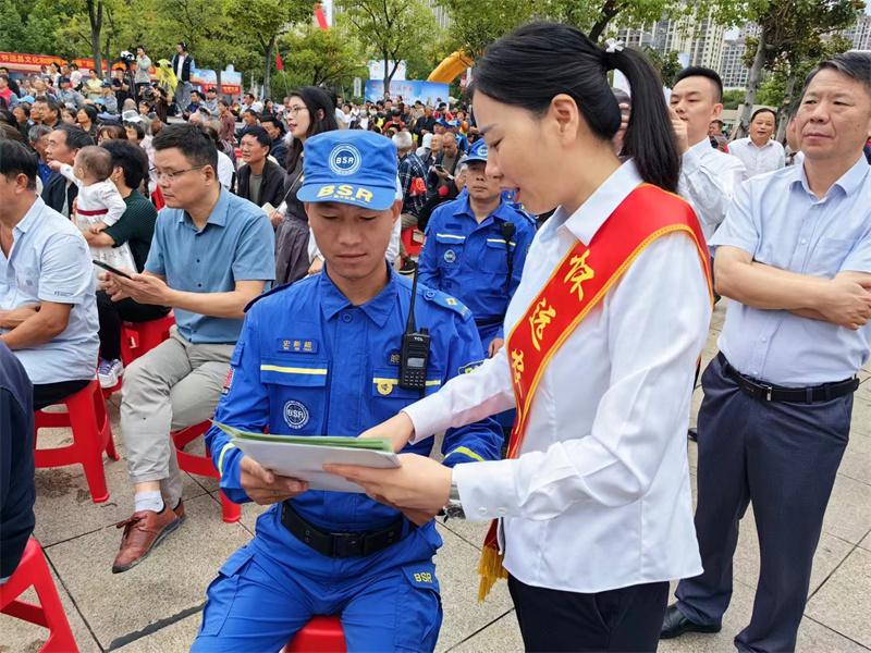 怀远农商银行扶农助微喜迎“丰收节”