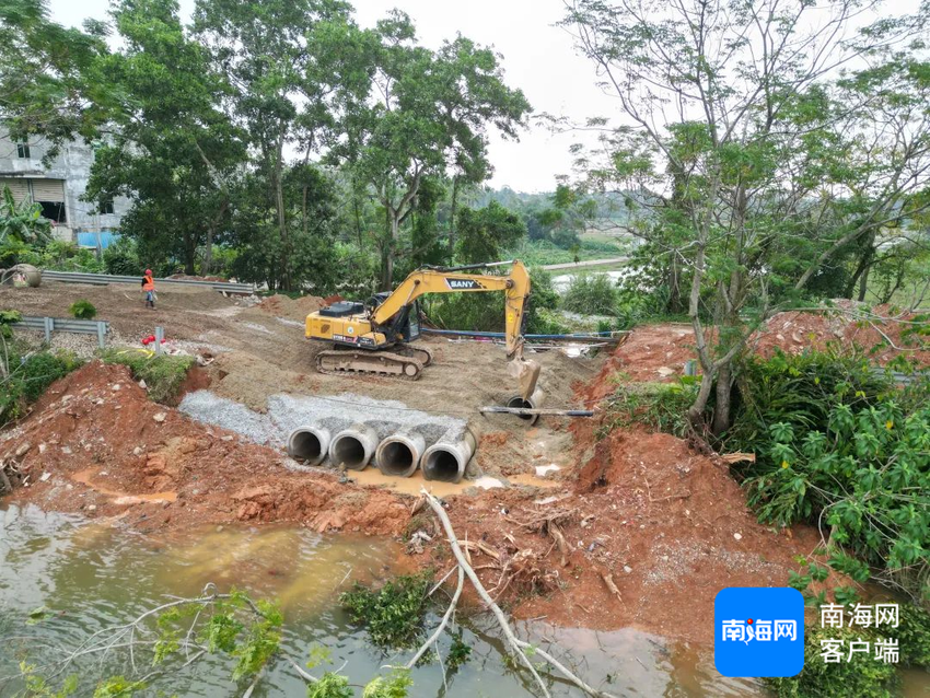 万宁加快水毁道路、桥梁抢修