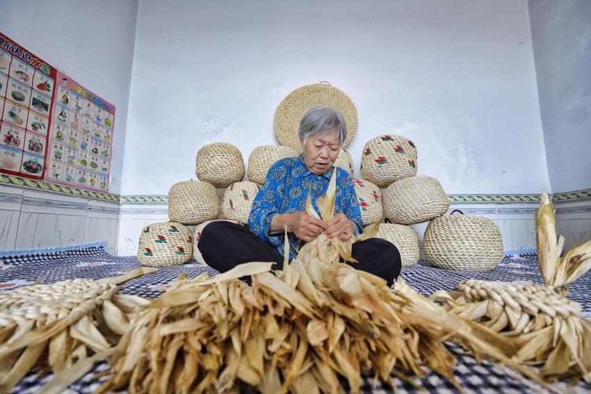 河北丰南：手工蒲团编织老人“幸福梦”