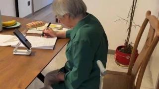84岁江苏婆婆跟教学视频做数学题，听课笔记震惊网友