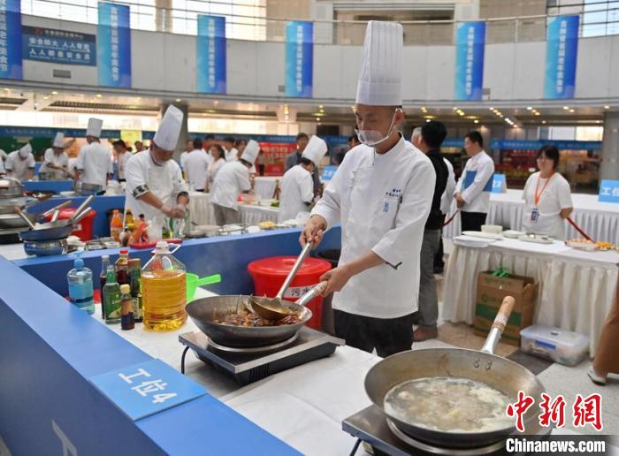 吉林长春：大厨同台竞技养老膳食烹饪