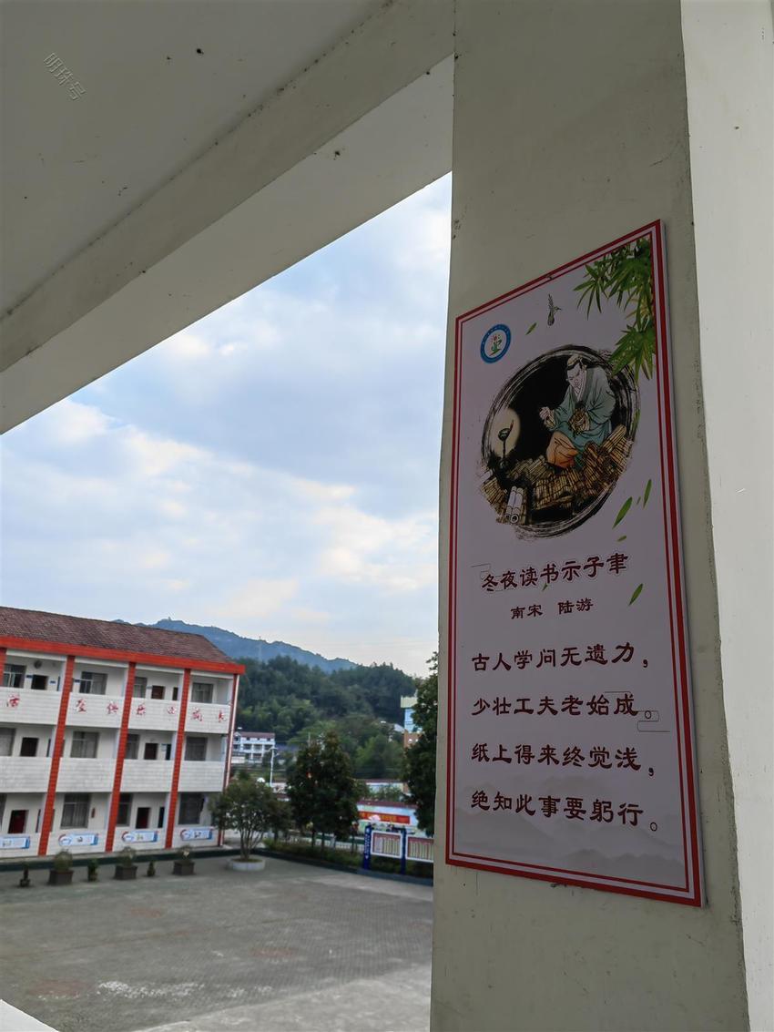 湖北这所山村小学，每个孩子都能背几十首诗词