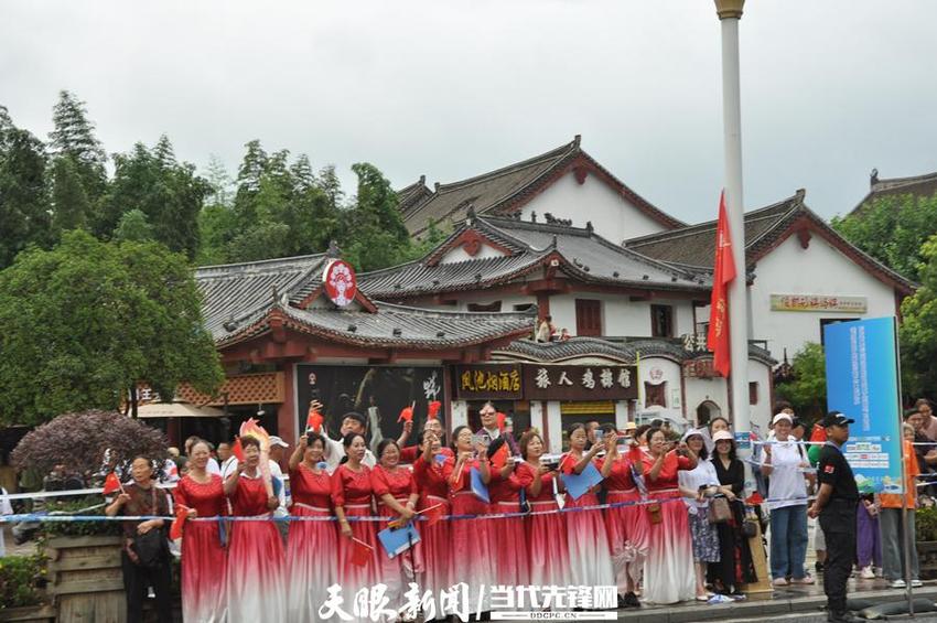 三线建设拉拉队：萌娃“喊”愿，鹤发童颜，2至80岁，都在“加油”