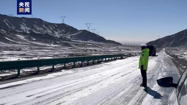 受降雪天气影响青海部分路段出现积雪