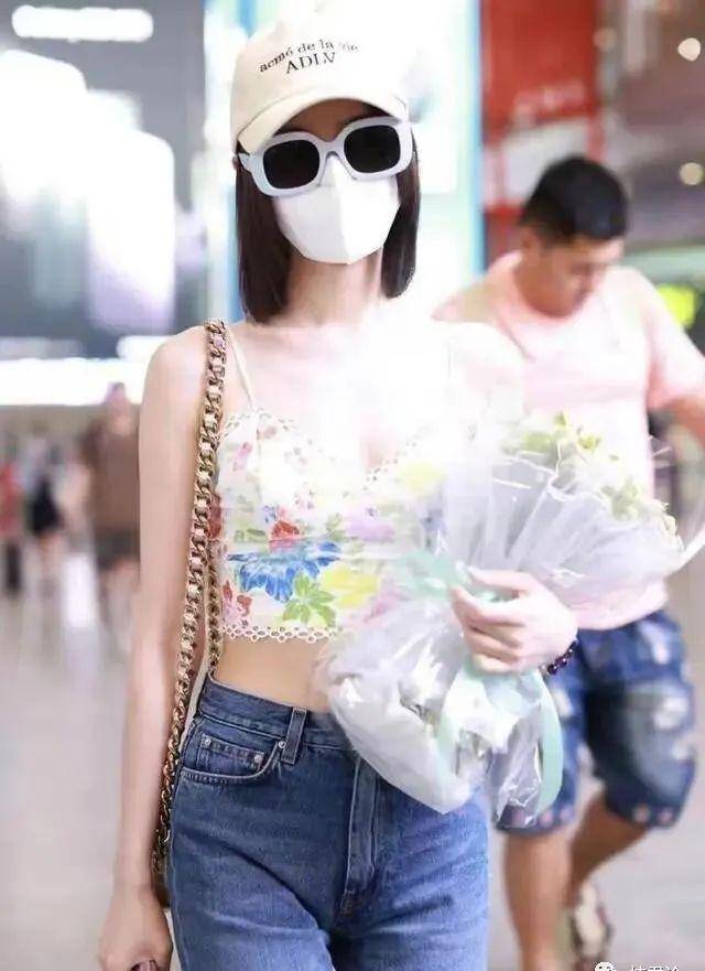 穿搭小知识：蕾丝碎花吊带