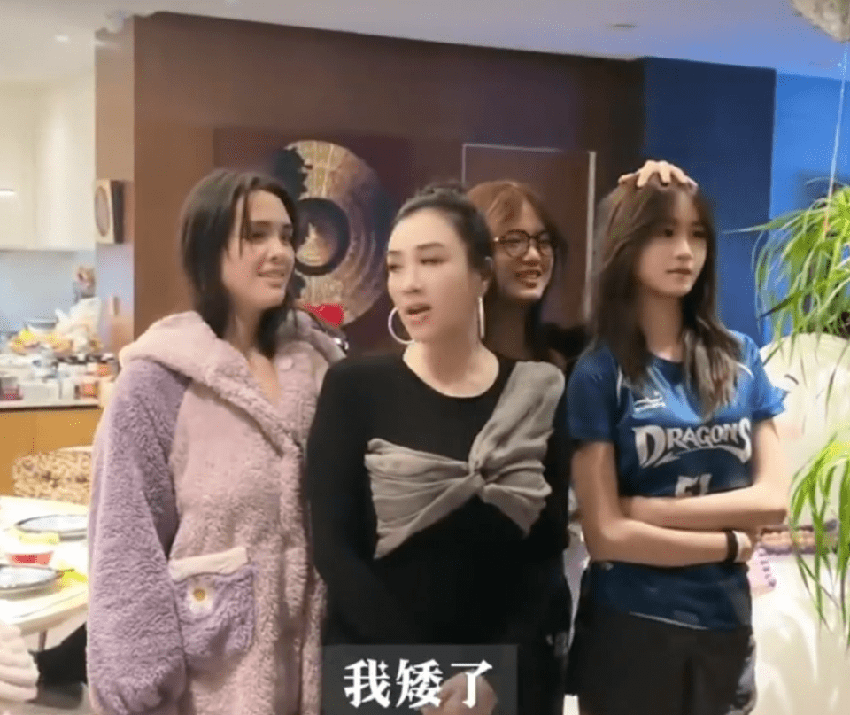 钟丽缇女儿带新男友回国，母女机场相拥大哭，张伦硕送贵重见面礼