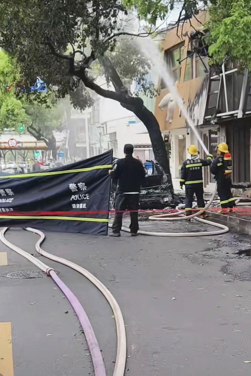 江苏常州网红街区三堡街发生火灾浓烟滚滚 目击者：一辆车起火引燃旁边商铺