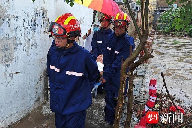 连云港普降暴雨，消防闻“汛”而动排涝救人，看看吧