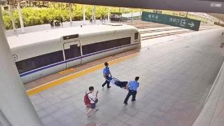 桂平：旅客突发急病 列车临时停车开启绿色通道