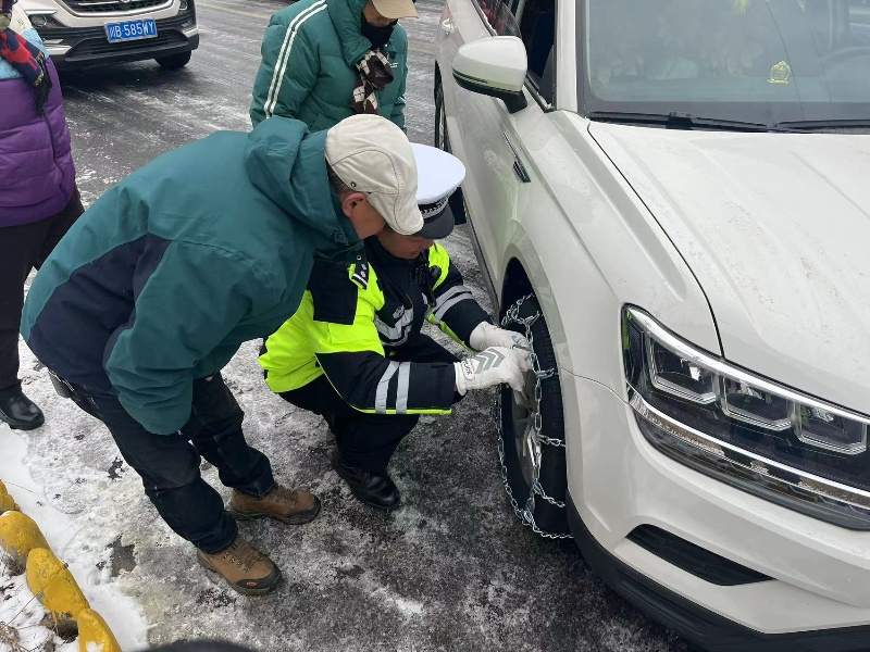 雪天奋战！ 阿坝九寨沟县嫩恩桑措派出所保障道路畅通