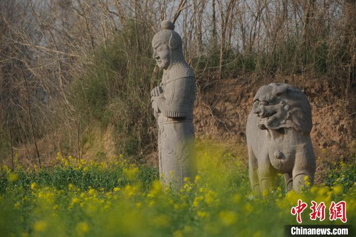 河南巩义：北宋皇陵春来到