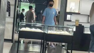 王思聪变瘦腿比女生细，戴2300万名表逛奢侈品店，身旁又换俩美女