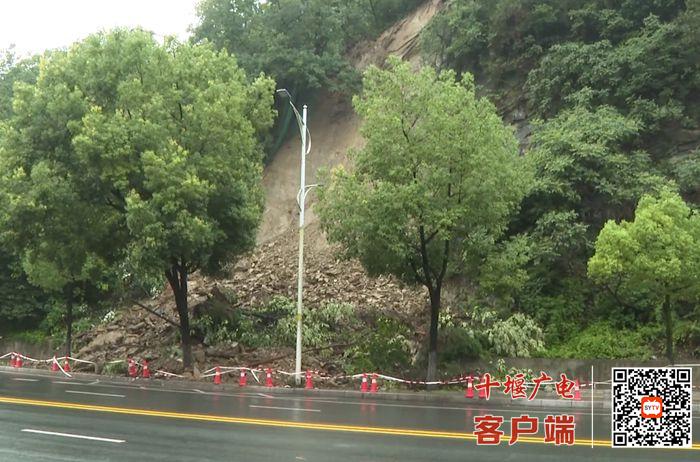 持续降雨致天津路一处山体发生滑坡 工作人员紧急处置