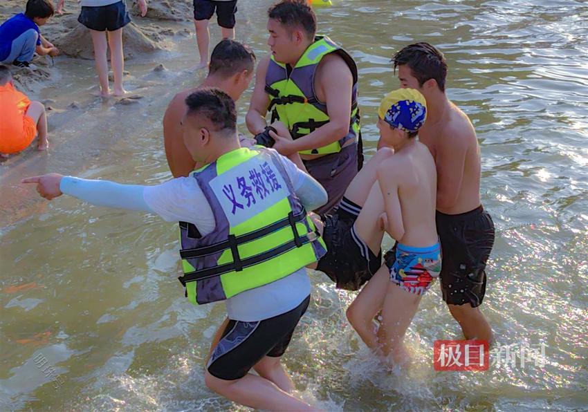 东湖凌波门景区，众人合力救起溺水青年