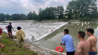 成都三道堰镇市民下水救援溺水者