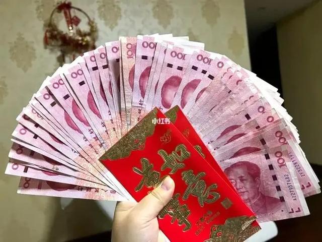 陪凤凰男回老家，工资8千不够发，准婆婆：还差两个红包