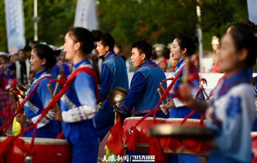 万峰竞秀 “万马”奔腾｜2023万峰林马拉松比赛现场民族展演“阿妺戚托”“迎宾鼓”