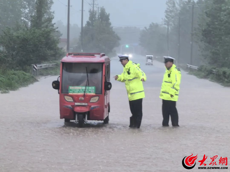 暴雨突袭“警”急守护|临港交警化身风雨“守路人”