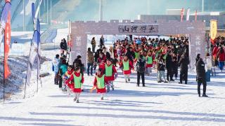 京张两地青少年体验冰雪运动乐趣