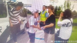 4名乘客赶飞机途中车故障停高速……